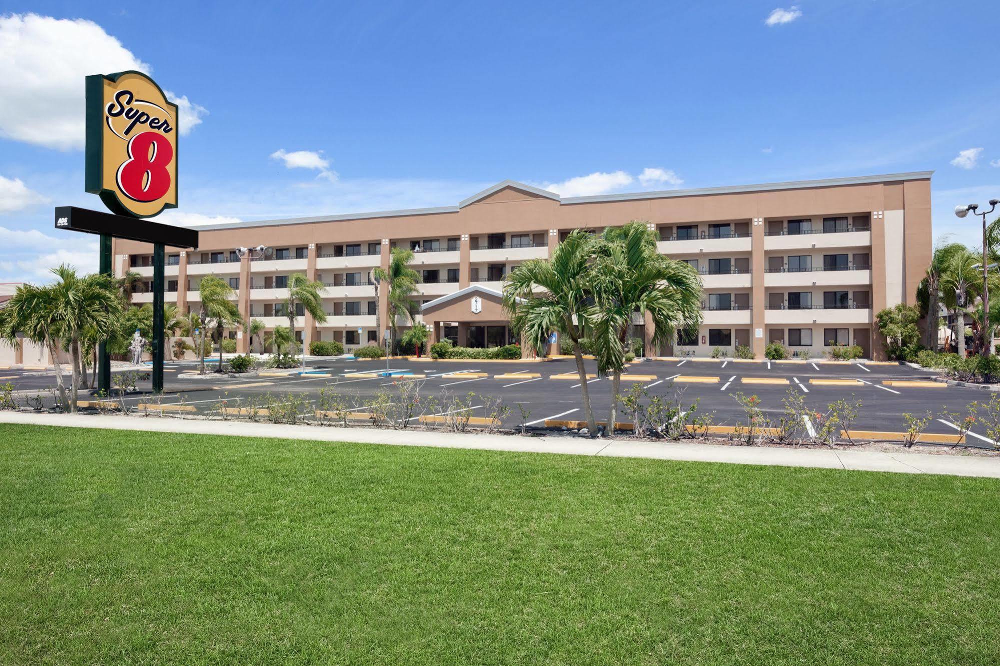 Super 8 By Wyndham Fort Myers Exteriér fotografie