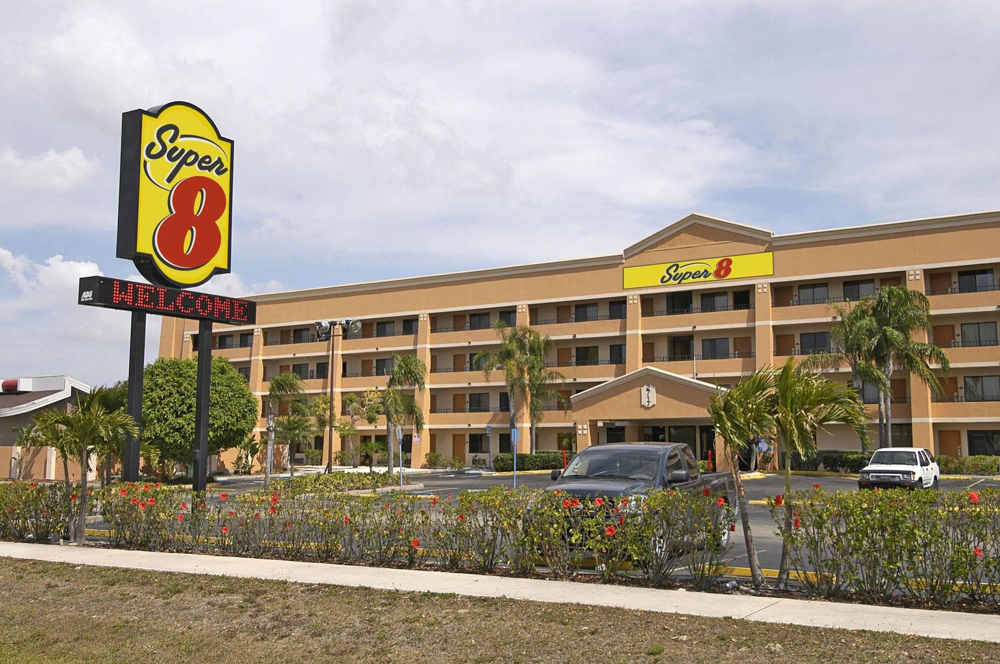 Super 8 By Wyndham Fort Myers Exteriér fotografie