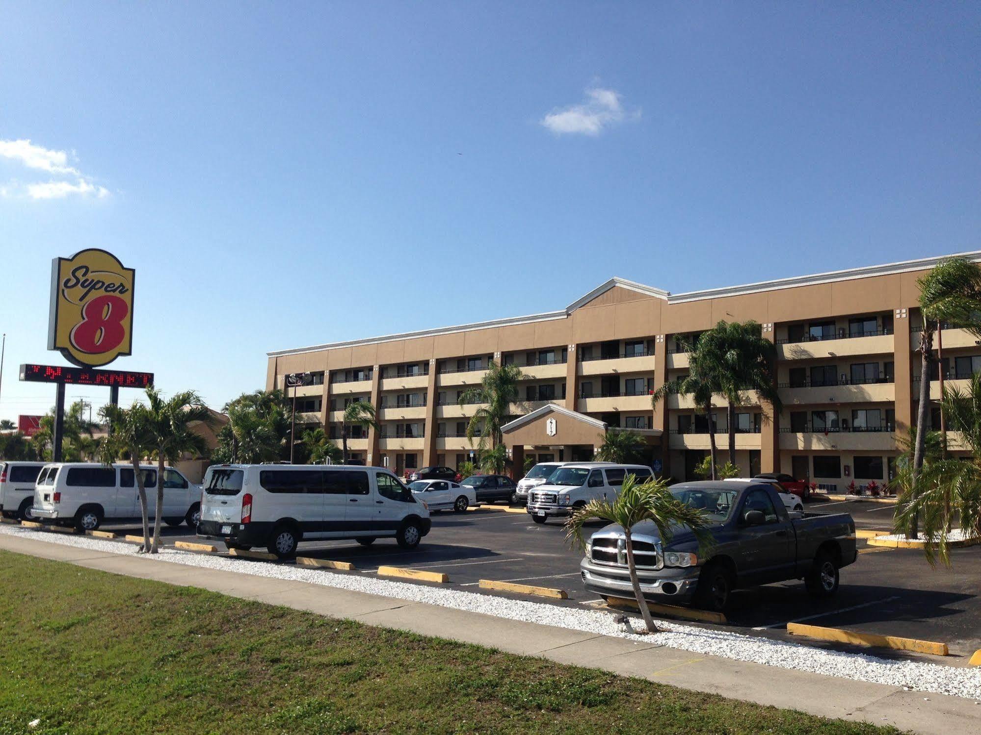 Super 8 By Wyndham Fort Myers Exteriér fotografie