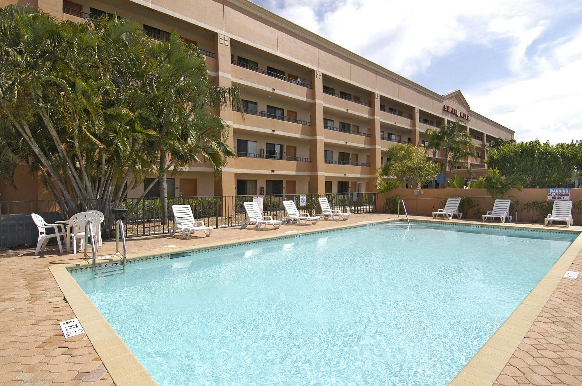 Super 8 By Wyndham Fort Myers Exteriér fotografie