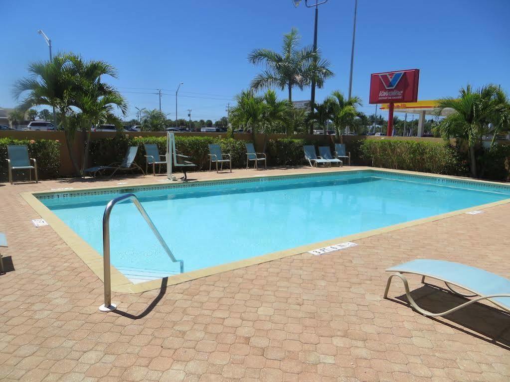 Super 8 By Wyndham Fort Myers Exteriér fotografie