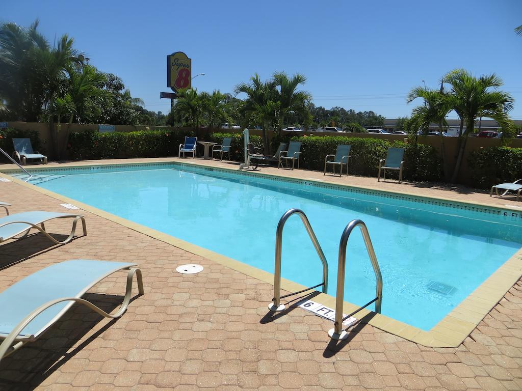 Super 8 By Wyndham Fort Myers Exteriér fotografie