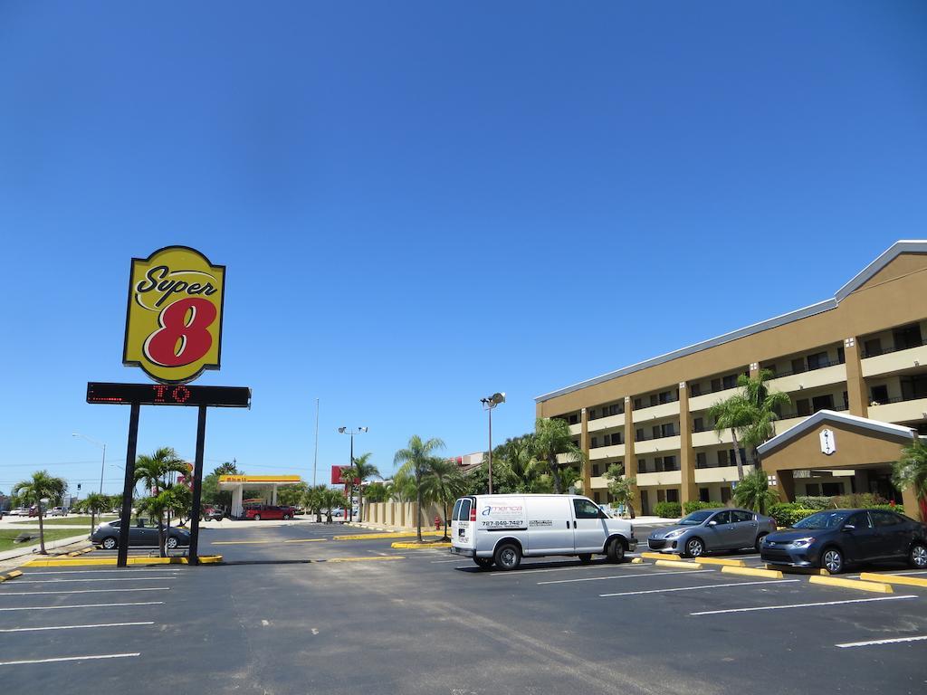 Super 8 By Wyndham Fort Myers Exteriér fotografie